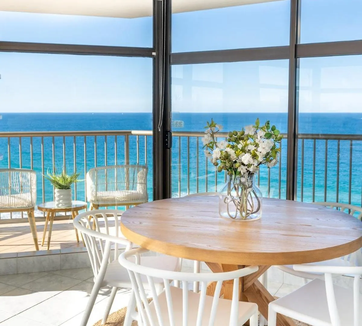 Opulent Beachfront Daydream! 2B Designer Apartment Gold Coast